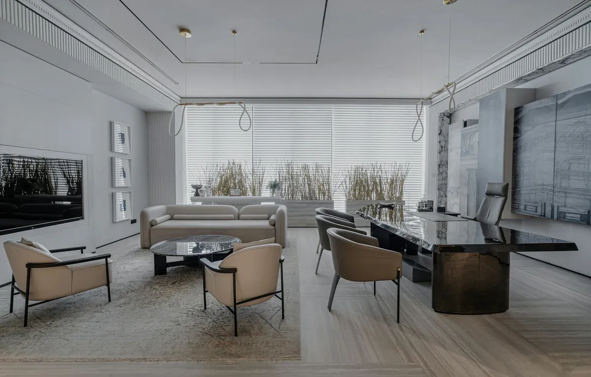 Eleganckie pomieszczenie do podpisywania umów z biurkiem i stołem – projekt Luminar Studio Architekci Wnętrz
